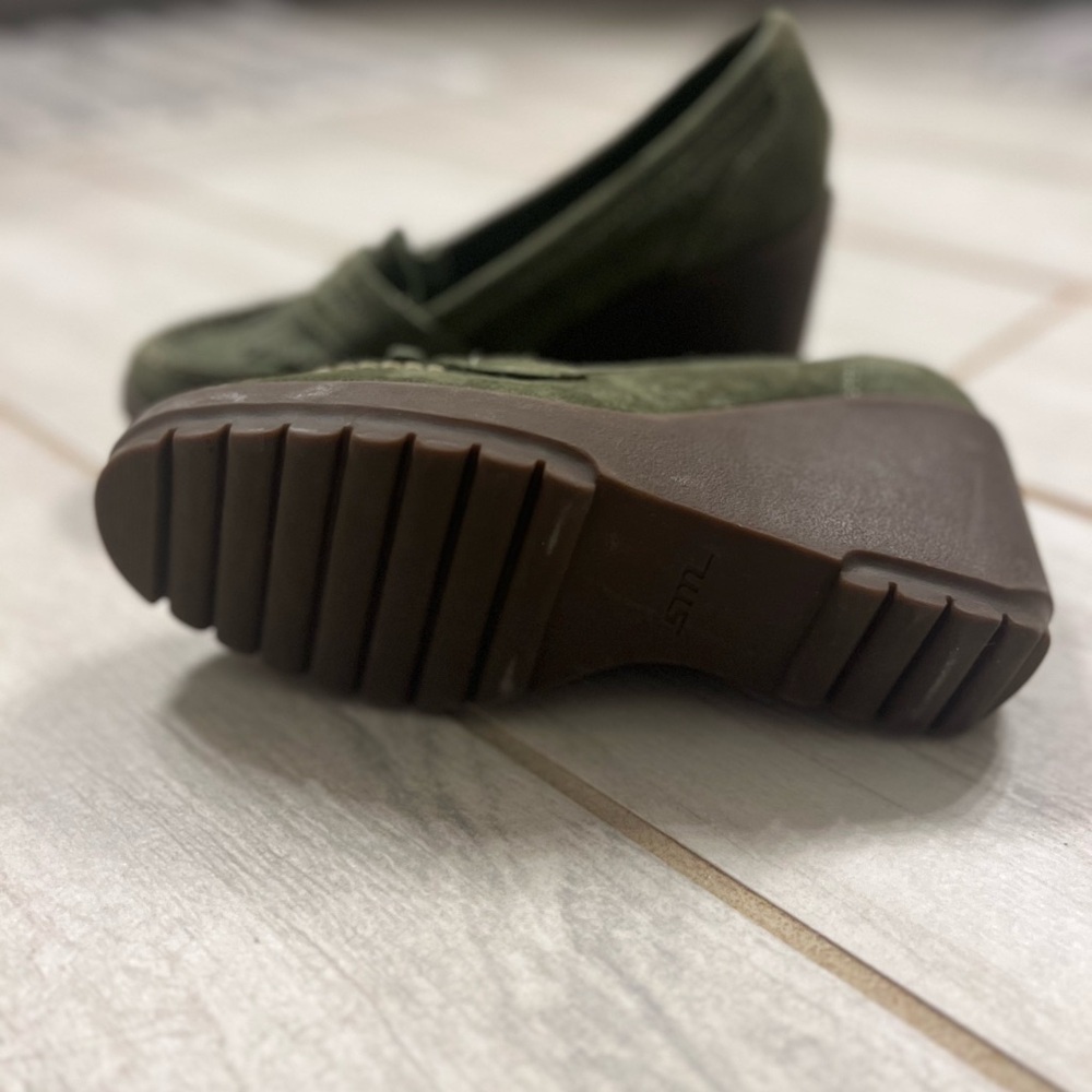Steve Madden Forest Green Suede Leather Fringe Wedge Loafers with Rounded Toe - Picture 4 of 6